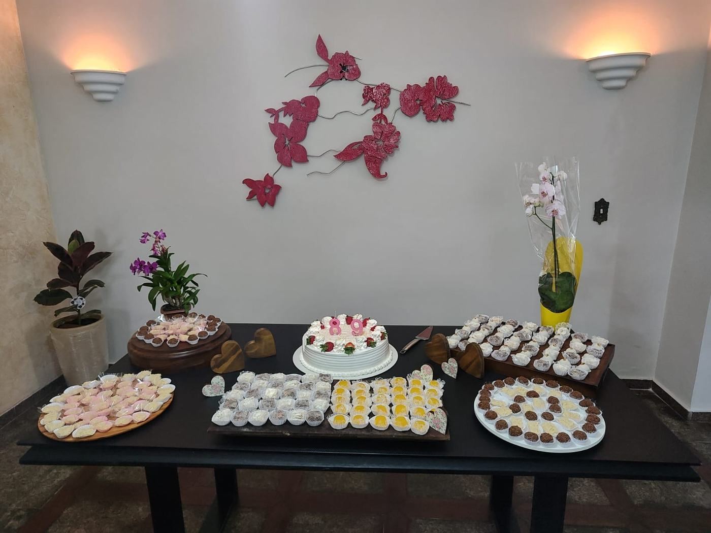 Mesa de doces montada para festa no salão do Casarão José Morada